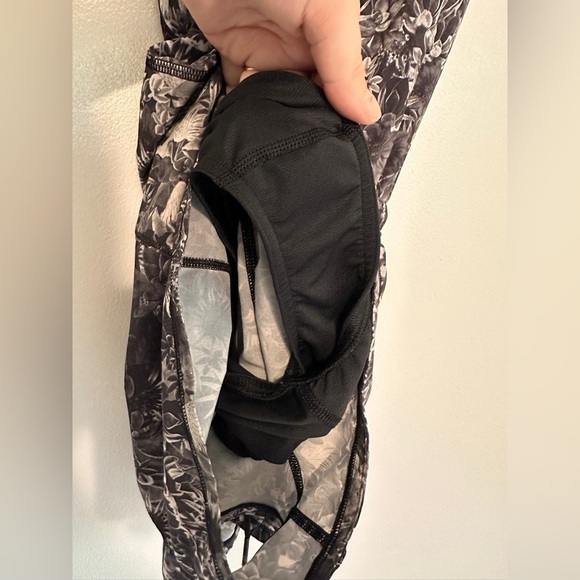 Lululemon Be Free Runsie Romper in Flowabunga Black White Floral size 6 - Picture 5 of 7